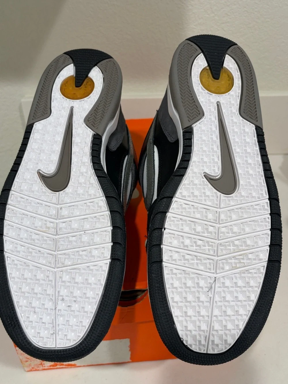 Nike White Black Gray Skate Low-Top Sneakers - Picture 8 of 11